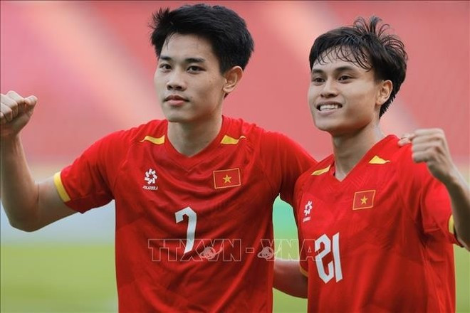 Minh Phuc (21) and Dinh Bac (7) share joy after scoring to extend U22 Viet Nam’s lead to 2–0. (Photo: VNA)