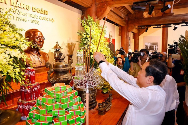 NA Chairman Tran Thanh Man offers incense at the memorial site. (Photo: VNA) NA Chairman Tran Thanh Man offers incense at the memorial site. (Photo: VNA)