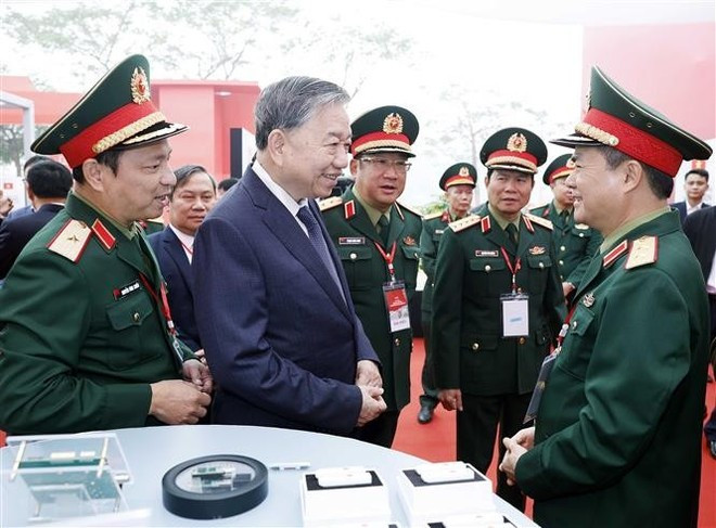 Party General Secretary To Lam visits the exhibition area at the ground-breaking ceremony. (Photo: VNA)