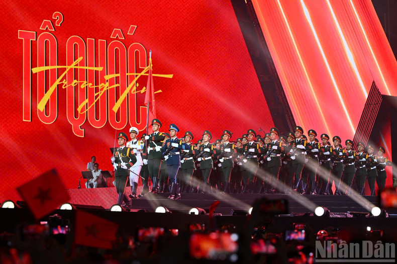 ‘Homeland in Our Hearts’ genuinely touched the emotions and hearts of the 50,000 audience members at My Dinh Stadium imageto-quoc4.jpg
