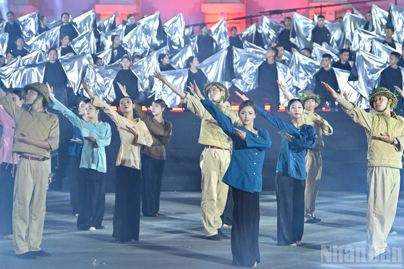 Performances at the event record typical moments in 80 years since the success of the August Revolution.