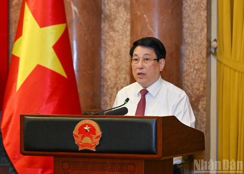 President Luong Cuong delivers a speech at the meeting.