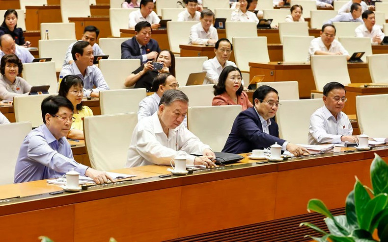 All 470 delegates present at the NA's 9th session vote in favour for the resolution amending key provisions of the Constitution of the Socialist Republic of Viet Nam. (Photo: VNA) vna-potal-quoc-hoi-thong-qua-nghi-quyet-cua-quoc-hoi-sua-doi-bo-sung-mot-so-dieu-cua-hien-phap-nam.jpg