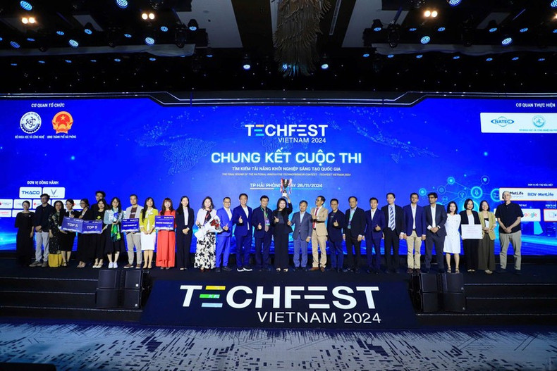 At the awards ceremony of the 2024 TECHFEST Viet Nam z6070359915051-e2f98ef82707370c012d1875951049242-7903.jpg
