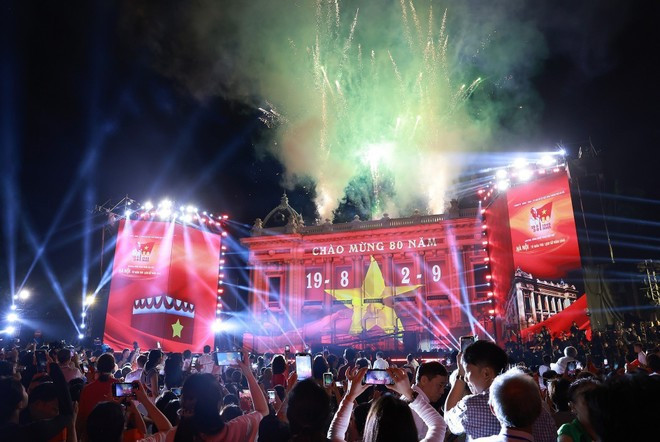 The special art programme is held right at the August Revolution Square. (Photo: VNA) The special art programme is held right at the August Revolution Square. (Photo: VNA)