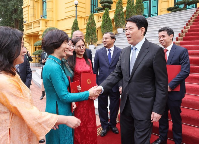 State President Luong Cuong talks to the newly appointed ambassadors at the ceremony on January 16. (Photo: VNA)
