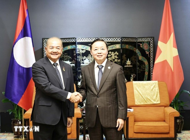 Deputy PM Tran Hong Ha (R) and his Lao counterpart Kikeo Khaykhamphithoune. (Photo: VNA) Deputy PM Tran Hong Ha (R) and his Lao counterpart Kikeo Khaykhamphithoune. (Photo: VNA)