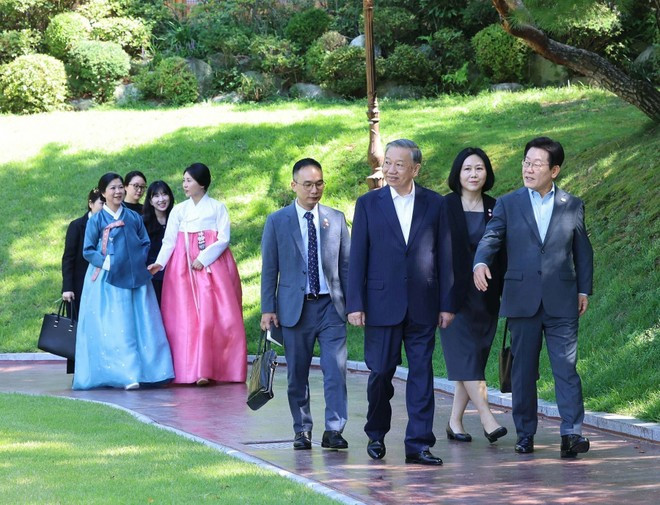 Party General Secretary To Lam and Korean President Lee Jae Myung, together with their spouses, stroll around the Blue House (Photo: VNA) Party General Secretary To Lam and Korean President Lee Jae Myung, together with their spouses, stroll around the Blue House (Photo: VNA)