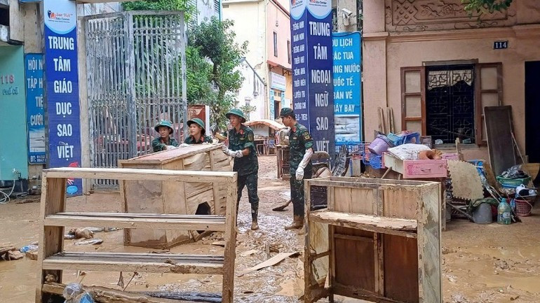 Soldiers join hands to cleaning up in a flood-affected residential area in Cao Bang Province. (Photo: MINH TUAN) imageflood.jpg