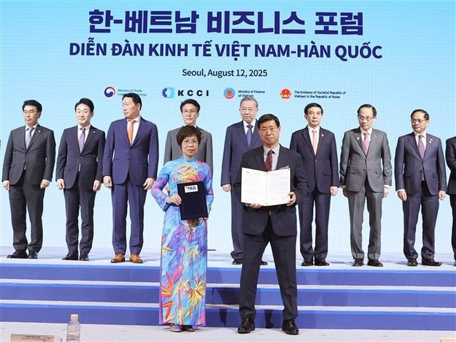 General Director of the Viet Nam News Agency Vu Viet Trang (left), and President and CEO of the Yonhap News Agency Hwang Dae-il (right) exchange a bilateral cooperation agreement at the forum. (Photo: VNA)