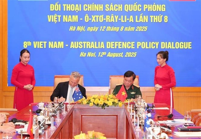 Deputy Minister of National Defence Sen. Lieut. Gen. Hoang Xuan Chien (R) and Hugh Jeffrey, Deputy Secretary of Strategy, Policy, and Industry at the Australian Department of Defence sign the Defence Cooperation Plan between Viet Nam and Australia for the 2025 - 2027 period. (Photo: VNA) Deputy Minister of National Defence Sen. Lieut. Gen. Hoang Xuan Chien (R) and Hugh Jeffrey, Deputy Secretary of Strategy, Policy, and Industry at the Australian Department of Defence sign the Defence Cooperation Plan between Viet Nam and Australia for the 2025 - 2027 period. (Photo: VNA)