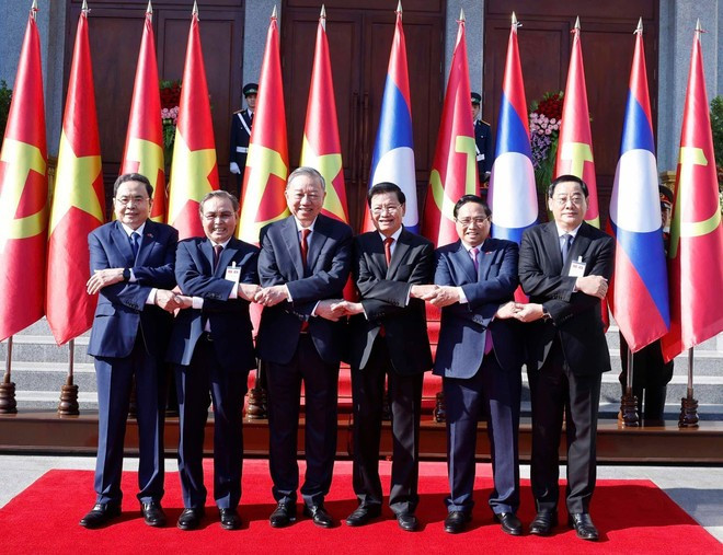 General Secretary of the LPRP Central Committee and President of Laos Thongloun Sisoulith, General Secretary of the CPV Central Committee To Lam, along with other key leaders of the two countries. (Photo: VNA)