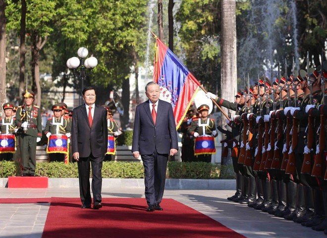 General Secretary of the CPV Central Committee To Lam (R) and General Secretary of the LPRP Central Committee and President of Laos Thongloun Sisoulith review the guard of honour. (Photo: VNA)