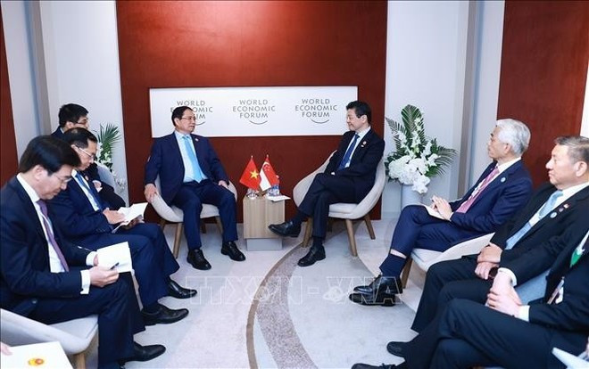 The meeting between Prime Minister Pham Minh Chinh and his Singaporean counterpart Lawrence Wong in Tianjin on June 25 (Photo: VNA) The meeting between Prime Minister Pham Minh Chinh and his Singaporean counterpart Lawrence Wong in Tianjin on June 25 (Photo: VNA)