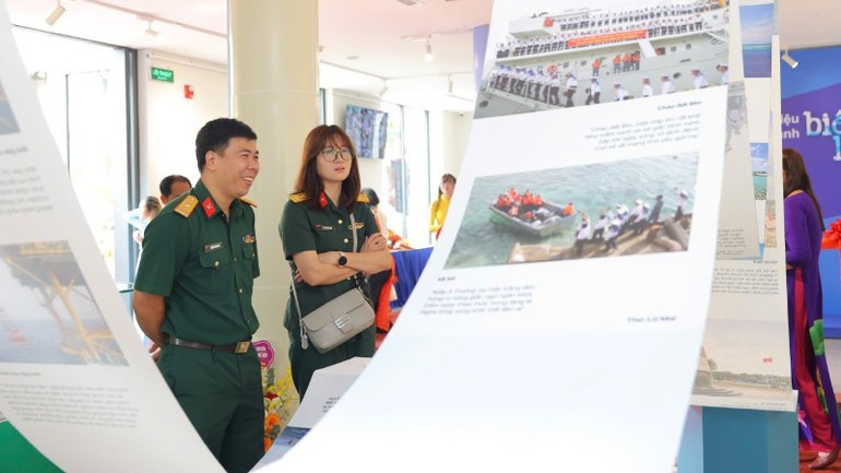 Photos on display at the exhibition imagesea1.jpg