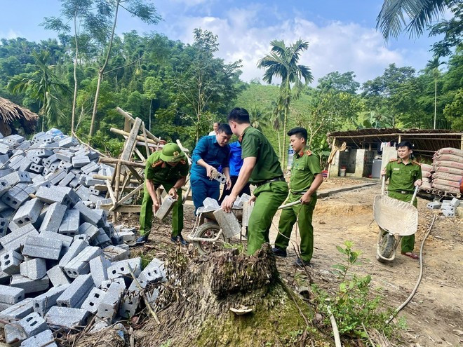 Thanh Hoa province's public security officers join hands in eliminating run-down houses. (Photo: VNA) Thanh Hoa province's public security officers join hands in eliminating run-down houses. (Photo: VNA)