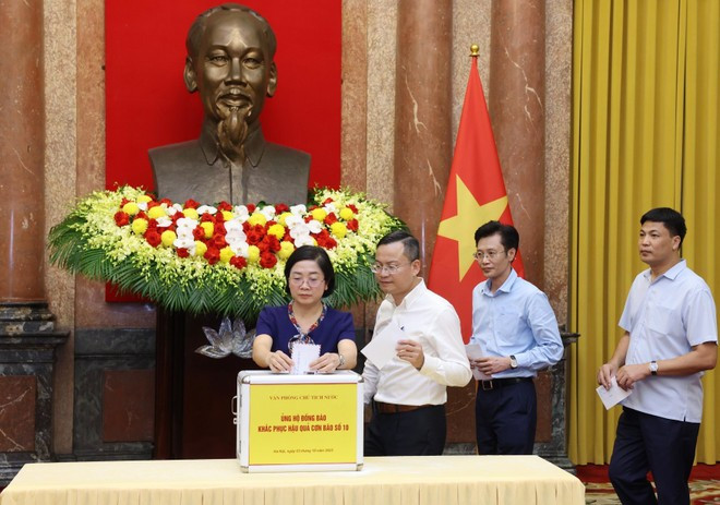 The Presidential Office's staff donate to support those affected by Typhoon Bualoi. (Photo: VNA) The Presidential Office's staff donate to support those affected by Typhoon Bualoi. (Photo: VNA)