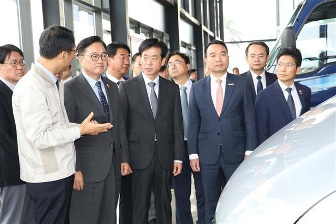 Speaker of the National Assembly of the Republic of Korea (RoK) Woo Won Shik visits Hyundai Thanh Cong Viet Nam Auto Manufacturing Corporation in Ninh Binh province. (Photo: VNA)