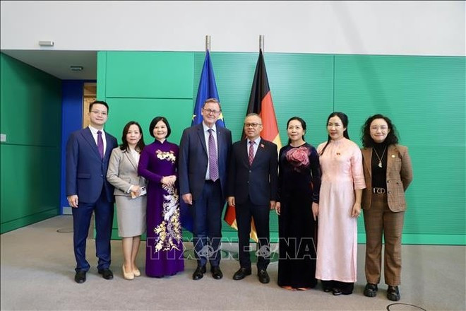 The delegation of the Vietnamese National Assembly’s Committee for National Defence, Security and External Relations poses for a group photo with Vice President of the German Bundestag Bodo Ramelow and Dr. Malte Kaufmann. (Photo: VNA) The delegation of the Vietnamese National Assembly’s Committee for National Defence, Security and External Relations poses for a group photo with Vice President of the German Bundestag Bodo Ramelow and Dr. Malte Kaufmann. (Photo: VNA)