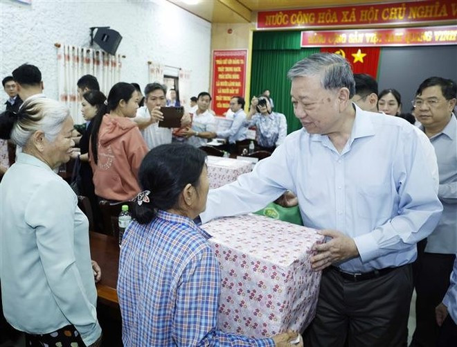 Party General Secretary To Lam visits and presents gifts to residents of Quang Dien commune, Hue city (Photo: VNA)