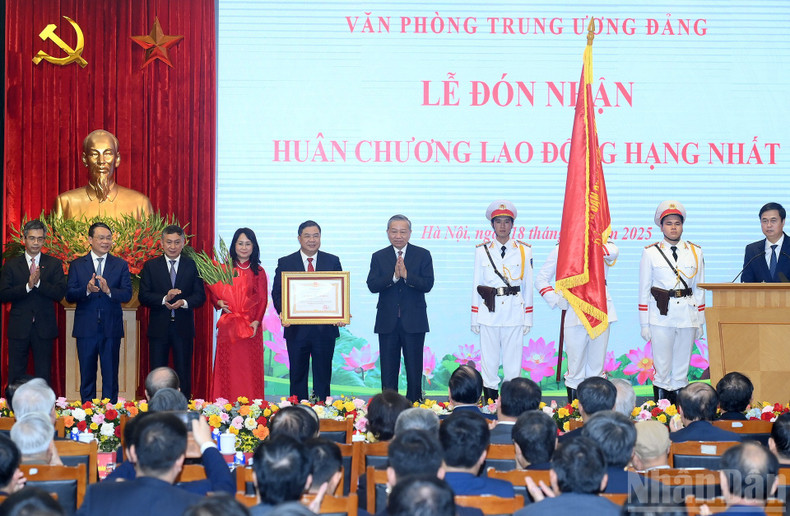 Party General Secretary Lam presents the First-Class Labour Order to the Party Central Committee’s Office (Photo: NDO) imagevptu2.jpg