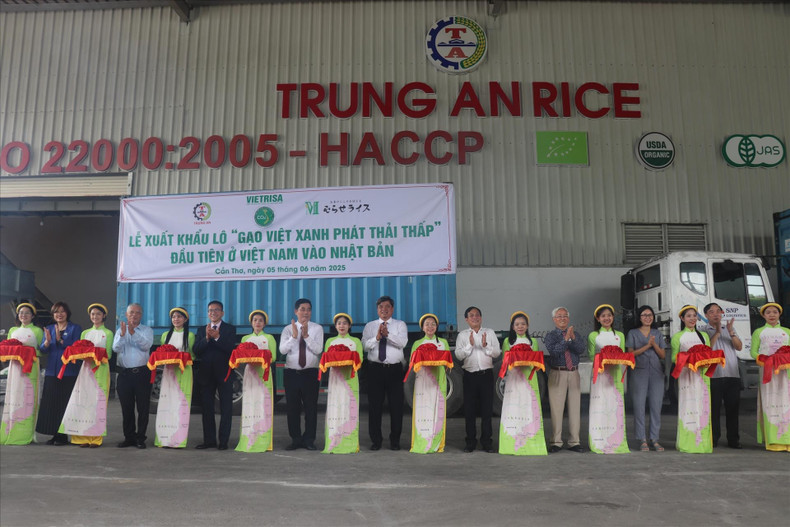 At the ceremony celebrating the export of the first batch of low-carbon footprint rice to Japan on June 5. (Photo: VNA) vna-potal-xuat-khau-lo-gao-viet-xanh-phat-thai-thap-dau-tien-sang-nhat-ban-80751656-8-26-22.jpg