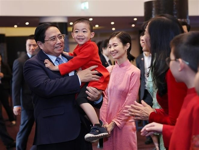 PM Pham Minh Chinh talks to the Vietnamese people in Estonia at the meeting on June 7. (Photo: VNA) PM Pham Minh Chinh talks to the Vietnamese people in Estonia at the meeting on June 7. (Photo: VNA)