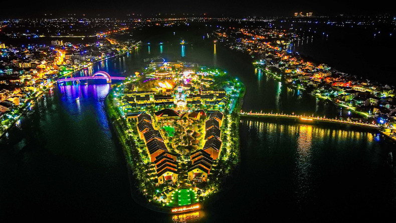 An aerial view of Hoi An City by night (Photo: VNA) vna-potal-dao-ky-uc-hoi-an-duoc-vinh-danh-la-to-hop-du-lich-van-hoa-giai-tri-hang-dau-the-gioi-2023-7109971.jpg