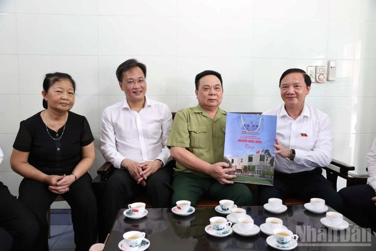 NA Vice Chairman Nguyen Khac Dinh (first from right) presents gift to wounded soldier Pham Xuan Khu in Vu Thu Commune, Hung Yen Province 3.jpg