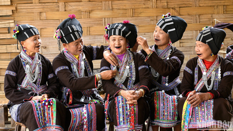 Brocade is not just a fabric—it’s a living archive of Lu ethnic culture 08-7466-5984.jpg