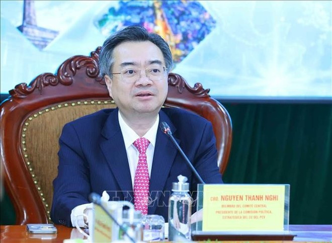 Nguyen Thanh Nghi, a member of the the Communist Party of Viet Nam Central Committee and head of its Commission for Policy and Strategy, speaks at the seminar (Photo: VNA)