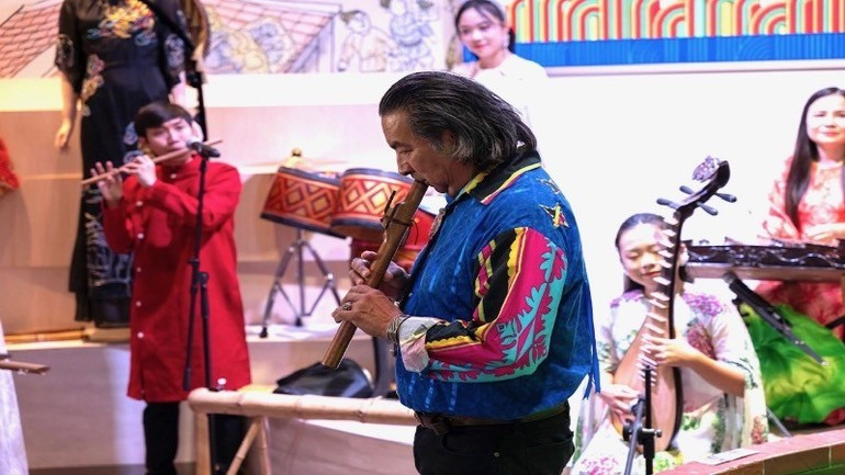 A highlight of the event was an impromptu duet between the traditional Native American flute and the Vietnamese bamboo flute img-9078-8562.jpg