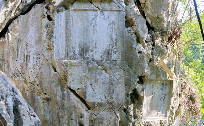 Han-Nom inscriptions engraved on Non Nuoc Mountain cliff (Photo: dantri.vn) Han-Nom inscriptions engraved on Non Nuoc Mountain cliff (Photo: dantri.vn)