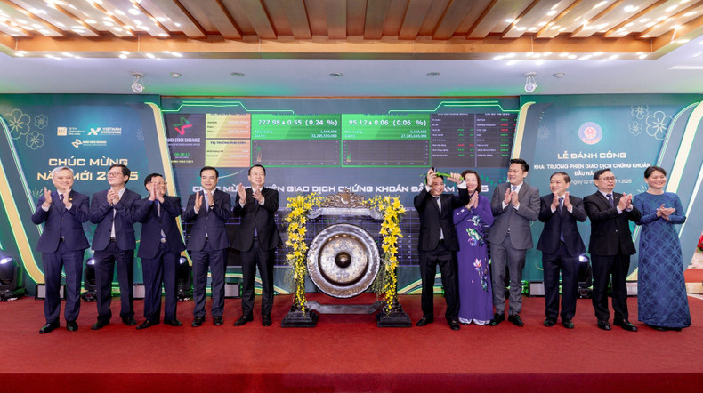 Minister of Finance Nguyen Van Thang strikes the gong to open the first stock trading session of 2025. (Photo: Ha Noi Stock Exchange) hhnx-stock.jpg