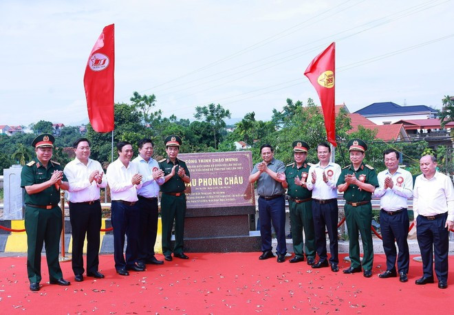 Prime Minister Pham Minh Chinh and delegates unveil the plaque designating the bridge as a work to welcome the 12th Congress of the Viet Nam People's Army Party Organisation and the first Congress of the Phu Tho provincial Party Organisation. (Photo: VNA) Prime Minister Pham Minh Chinh and delegates unveil the plaque designating the bridge as a work to welcome the 12th Congress of the Viet Nam People's Army Party Organisation and the first Congress of the Phu Tho provincial Party Organisation. (Photo: VNA)