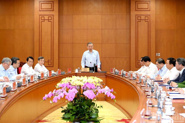 Party General Secretary To Lam speaks at the working session