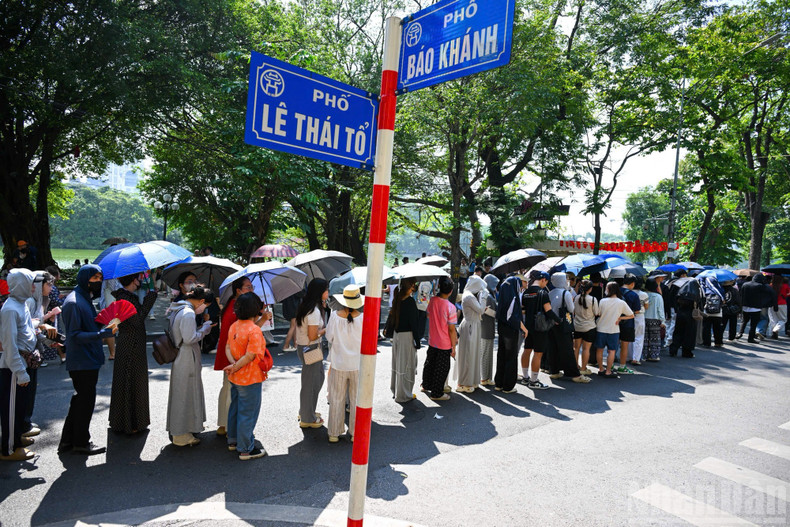 Although ticket distribution was scheduled to begin at 8 a.m., many young people arrived in the early morning, with some lining up as early as 4 a.m., hoping to be among the first to receive paper tickets. image-1.jpg