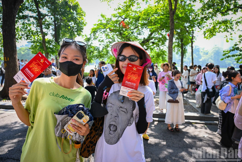 Nguyen Thi Nhu Nguyet, 22, from the Academy of Finance and Nguyen Thi Tuyet Nhung, 23, from the Banking Academy of Viet Nam, shared that they were happy to receive tickets for the concert and ready to enjoy the concert to the fullest. image-6.jpg