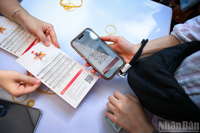 The distribution process of paper tickets was strictly managed through identity verification using Citizen Identity Cards and QR code scans of online tickets to ensure transparency and accuracy. image-3.jpg