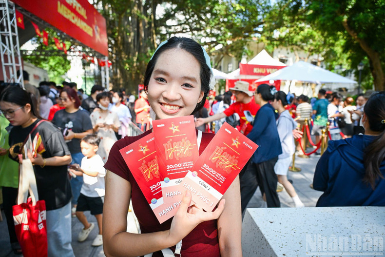 Pham Yen Linh, a student at Hoa Binh - La Trobe High School, shared that she is longing to attend the concert, where she could sing along with everyone the national anthem. image-7.jpg