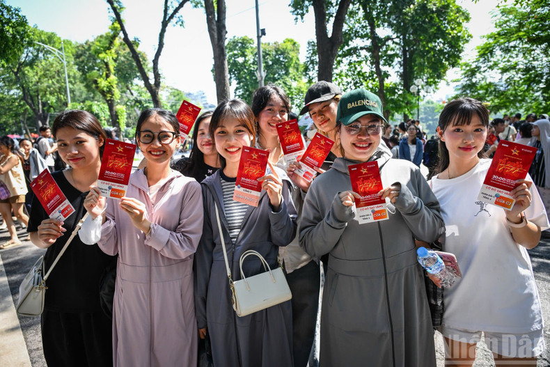 A group of students from Ha Noi University of Law, University of Commerce, Foreign Trade University, and FPT University connected via the social media platform Threads and arranged to collect their tickets together. image-8.jpg