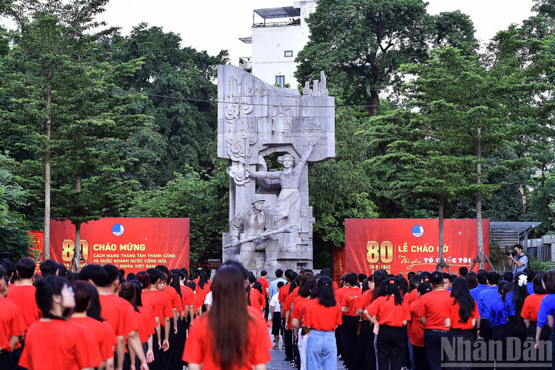 The ceremony aims to raise national pride and patriotism for the fatherland among the younger generation. image-chaoco2.jpg