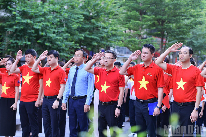 The ceremony in Ha Noi attracted the participation of Nguyen Tuong Lam, Secretary of the Ho Chi Minh Communist Youth Union Central Committee and President of the Viet Nam Youth Federation, representatives of government agencies, and hundreds of youth union members. image-chaoco4.jpg