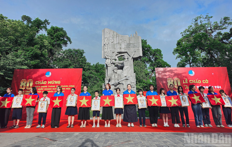 At the ceremony, the organisers presented 800 national flags and portraits of President Ho Chi Minh to the Ha Noi Youth Federation and outstanding youth and children of the capital. They also visited and presented gifts to five families of revolutionary elders and policy beneficiaries in the capital city. image-chaoco5.jpg