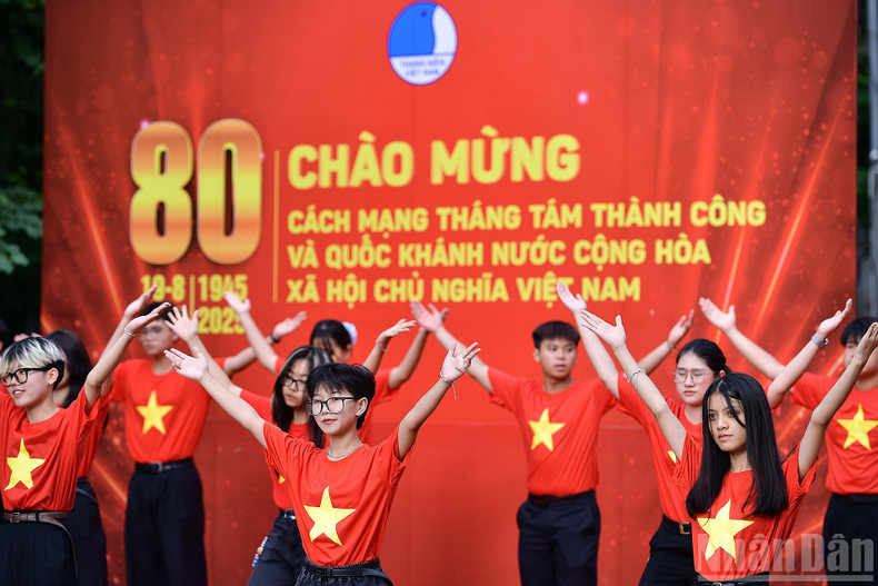 The flag-raising ceremony was part of the “I Love My Country” campaign. image-chaoco6.jpg