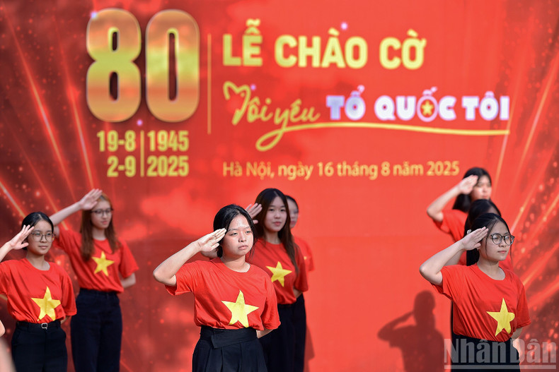 Participants sang the national anthem and the Federation’s anthem together. image-chaoco3.jpg