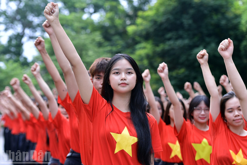 Under the campaign, the Viet Nam Youth Federation at all levels has distributed nearly 16,000 national flags, 3,000 portraits of President Ho Chi Minh; implemented nearly 2,000 youth activities; organised about 2,000 visits to historic sites; and provided nearly 2,500 gifts, with a total funding of nearly 1.7 billion VND. image-chaoco7.jpg