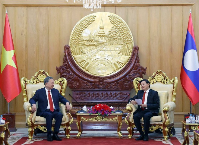 The top leaders of Viet Nam and Laos in a meeting before the talks. (Photo: VNA)