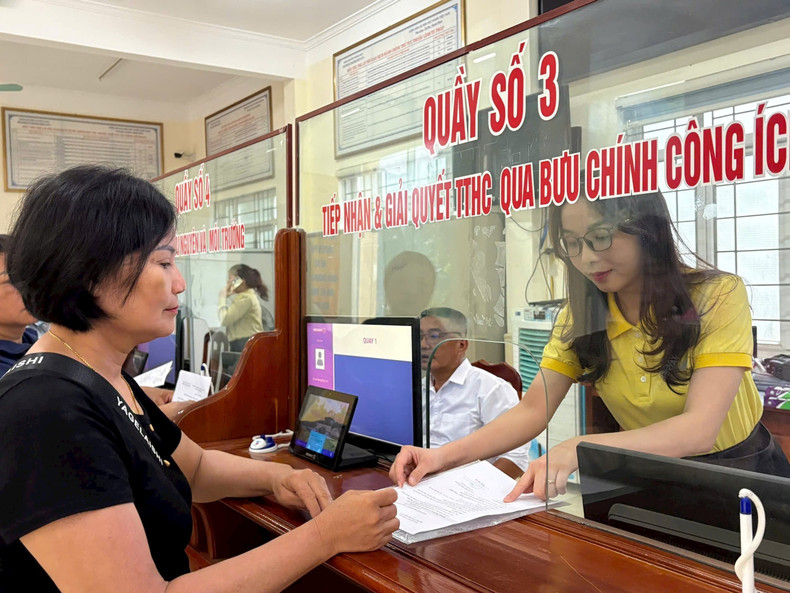 On July 1, the Truong Vinh Ward public administration service centre received 184 applications, s, with 82 processed and returned on the same day. (Photo: baonghean.vn) gen-h-z6759450090706-acb30431b94118de9356e599e27ef2fc.jpg