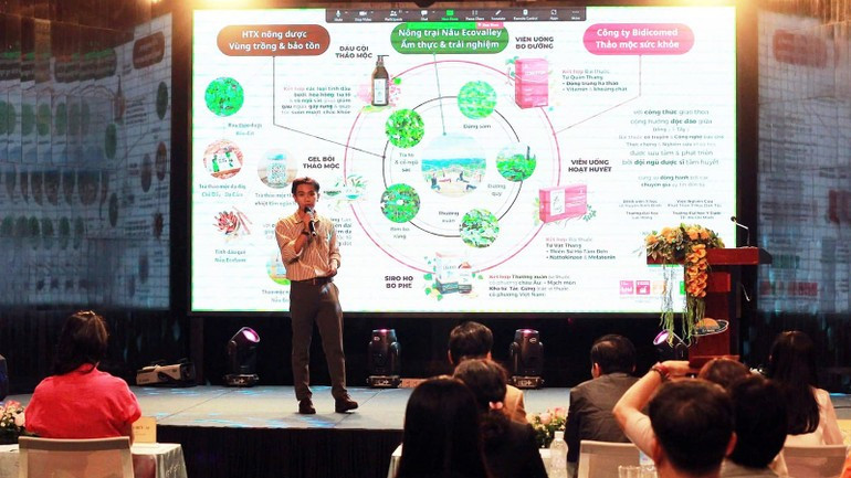 A contestant presents his startup project at the Demo Day event organised by the Binh Dinh Provincial Department of Science and Technology. (Photo: LUONG TUNG) du-an-khoi-nghiep-demo-day-binh-dinh-7553-6926.jpg